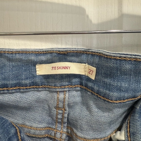 Distressed Levi’s 711 Skinny Light Blue Women's Jeans - Picture 3 of 3